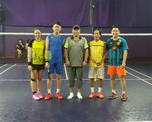 Li Yongbo takes pictures with some Malaysian players. (photo: Sports Arena Sentosa Facebook)