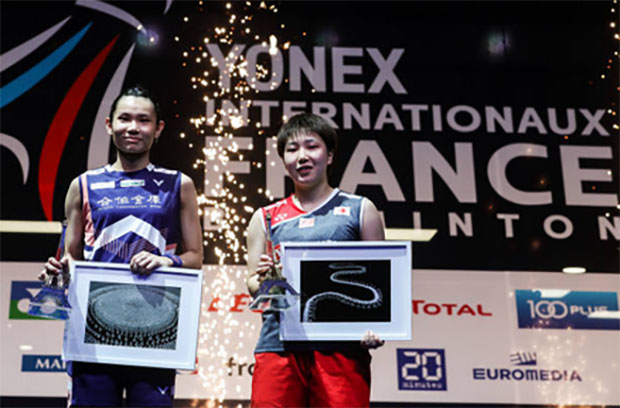 Akane Yamaguchi (R) poses with Tai during the French Open award ceremony. (photo: AFP)