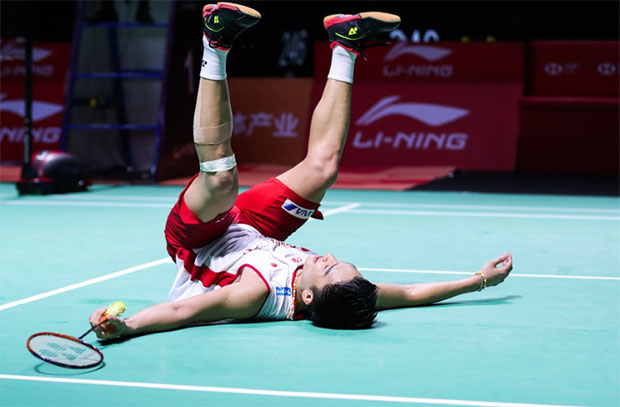 Kento Momota collapses on the court after scoring the match point. (photo: AFP)