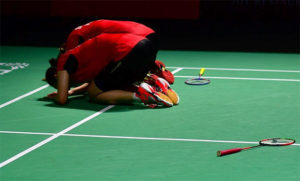 Lee So Hee/Shin Seung Chan bend both their knees and bow to Ra Kyung-min after winning the 2018 China Open.
