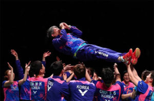 Korean players toss Kang Kyung-Jin up in the air in celebration of the 2017 Sudirman Cup victory. (photo: Twitter)