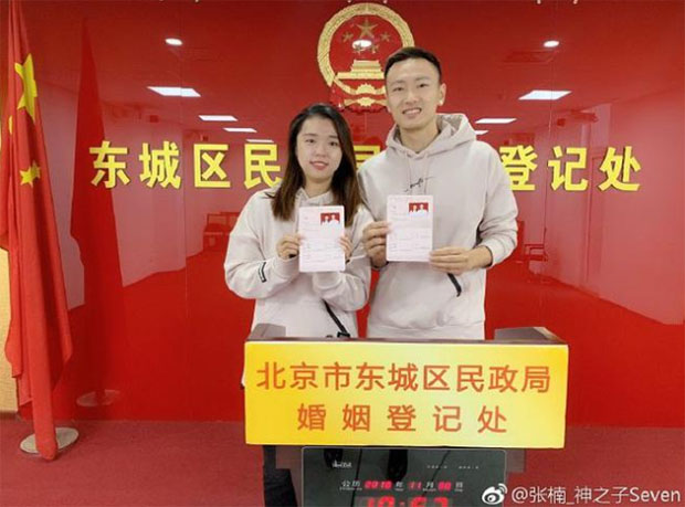 Zhang Nan and Tian Qing show their marriage certificate at the Marriage Registration Office of Beijing. (photo: Zhang Nan's social media)