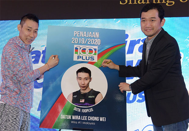 Lee Chong Wei signs a contract extension with 100PLUS that will take him through the 2020 season. (photo: Bernama)