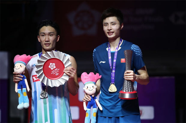 Shi Yuqi (R) beats Kento Momota to win the 2018 BWF World Tour Finals. (photo AFP)