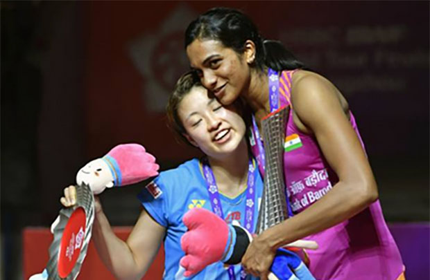 PV Sindhu (R) shows great sportsmanship towards Nozomi Okuhara after winning the 2018 BWF World Tour Finals. (photo: AFP)