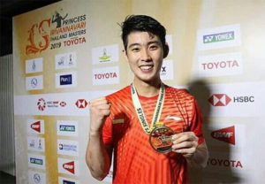 Loh Kean Yew poses with his Thailand Masters gold medal. (photo: AFP)
