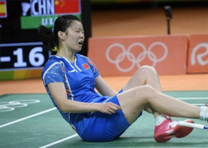 Li Xuerui picks up the same injury during the Rio Olympic semifinals. (photo: AFP)