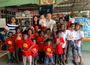 Lee Chong Wei, his wife Wong Mew Choo, and two kids, pose for picture with the orphans. (photo: Sinar Ceria Facebook)