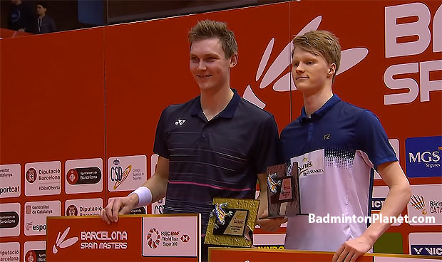 Viktor Axelsen and Anders Antonsen pose for pictures at the presentation ceremony.