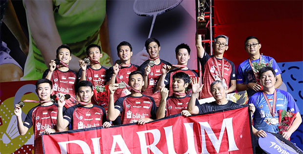 Players from PB Djarum pose for pictures during the award ceremony. (photo: PBSI)
