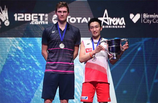 Kento Momota (R) and Viktor Axelsen pose for pictures at the award ceremony. (photo: AFP)