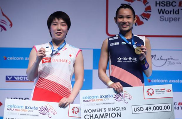 Tai Tzu-ying (R) poses with Akane Yamaguchi at the Malaysia Open awards ceremony. (photo: Sadiq Asyraf/Afp/Getty Images)
