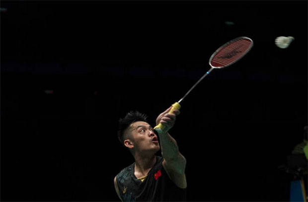 Crowd boos Lin Dan as he pulls out of Singapore Open. (photo: Stanley Chou/Getty Images)