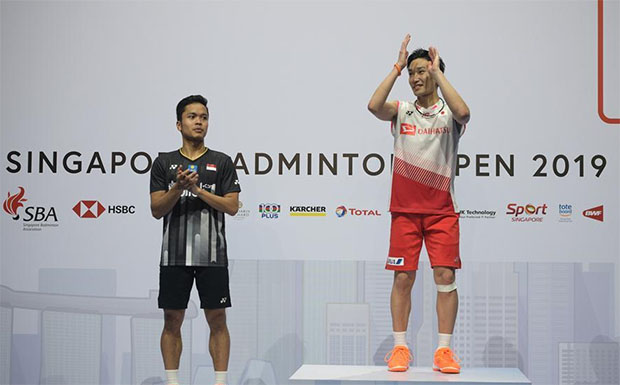 Kento Momota (R) and Anthony Sinisuka Ginting pose for pictures during the 2019 Singapore Open awards ceremony. (photo: Xinhua)