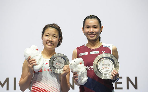 Tai Tzu Ying (R) poses with Nozomi Okuhara during the 2019 Singapore Open awards ceremony. (photo: Xinhua)