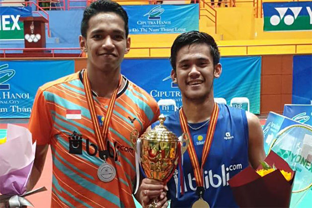 Firman Abdul Kholik (R) poses for pictures together with Chico Aura Dwi Wardoyo after winning the 2019 Vietnam International Challenge. (photo: PBSI)