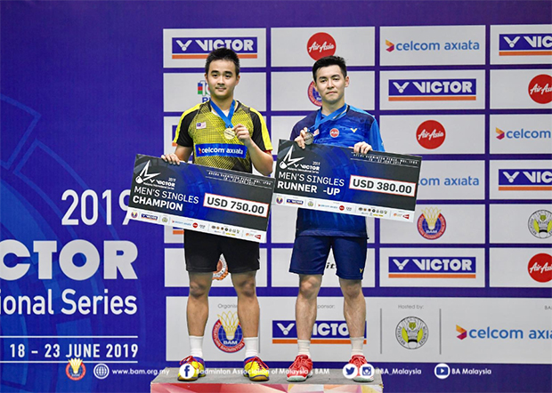 Soong Joo Ven (L) and Cheam June Wei pose for picture during the awards ceremony. I am really curious who can really survive with that kind of prize money? (photo: BAM)