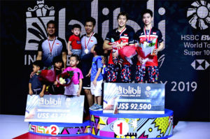 Mohammad Ahsan/Hendra Setiawan (L), Marcus Fernaldi Gideon/Kevin Sanjaya Sukamuljo pose pictures with their kids at the awards ceremony. (photo: Xinhua/Du Yu/IANS)