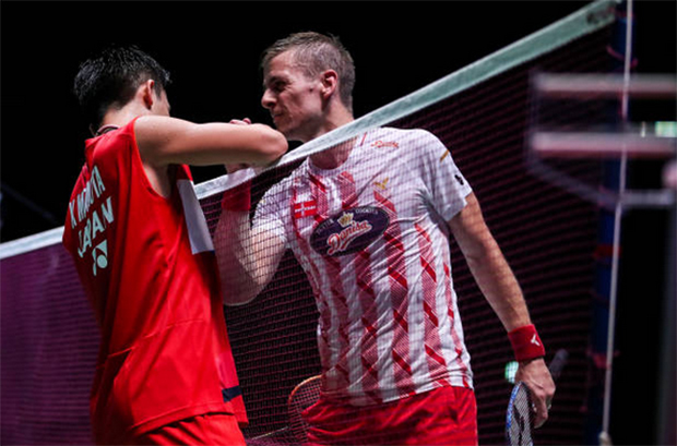 Hans-Kristian Solberg Vittinghus (R) congratulates Kento Momota after the Japan Open first round match. (photo: Shi Tang/Getty Images)