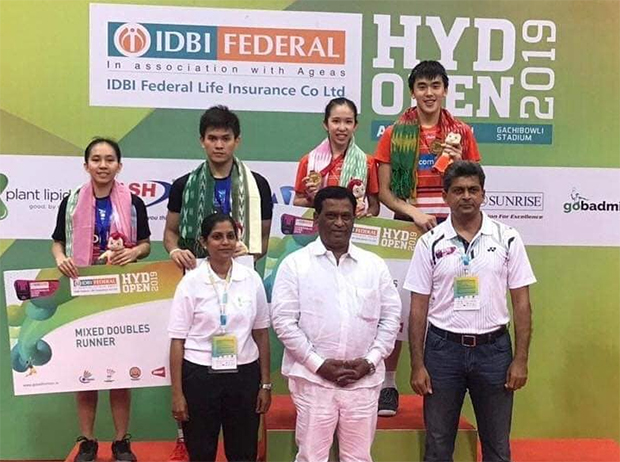 Hoo Pang Ron/Cheah Yee See pose for pictures during the Hyderabad Open awards ceremony. (photo: BWF)