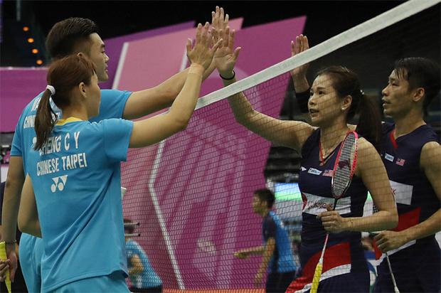 Chan Peng Soon (first from right)/Goh Liu Ying (second from right) thank Wang Chi-Lin/Cheng Chi Ya after their 2019 Chinese Taipei Open first round match. (photo: CNA)