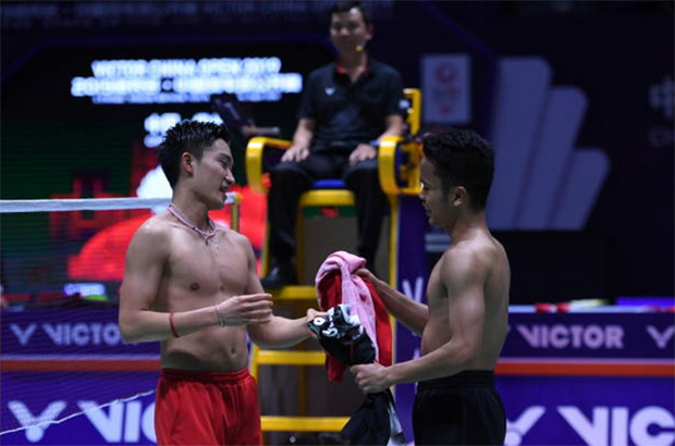 Anthony Sinisuka Ginting (R) defeat Kento Momota in French Open quarter-finals. (photo: VCG)