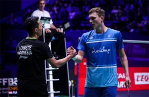 Jonatan Christie (L) beat Viktor Axelsen in French Open semis. (photo: Shi Tang/Getty Images)