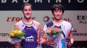 An Se Young shares the podium with Carolina Marin during the awards ceremony. (photo: BWF)