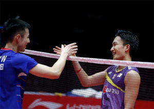 Kento Momota (R) greets Wang Tzu Wei after their BWF World Tour Finals opening match. (photo: Xinhua)