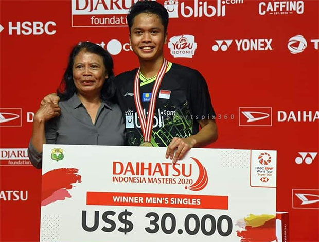 Anthony Sinisuka Ginting poses proudly with his mom at the Indonesia Masters awards ceremony. (photo: sportpix360)