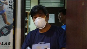 Herry IP distributes face masks to Indonesian shuttlers. (photo: Detik)