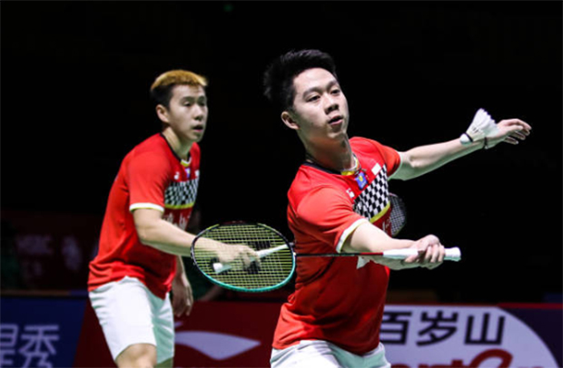 Bidder offers USD $2552.31 for Kevin Sanjaya Sukamuljo’s (R) racquet. (photo: AFP)