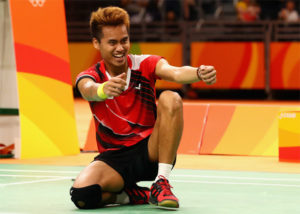 Tontowi Ahmad auctions his Olympic gold medal jersey to help victims of coronavirus pandemic. (photo: AFP)