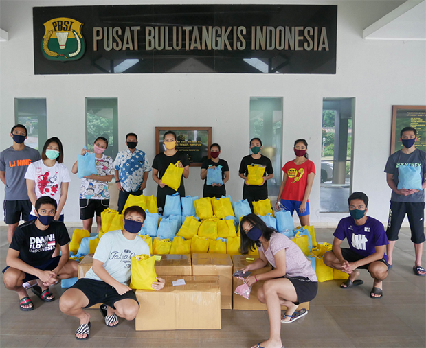 PBSI shuttlers donate food and supplies for Covid-19 victims. (photo: PBSI)