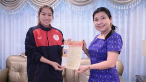 Ratchanok Intanon takes picture with the principal of Bangkok Thonburi University. (photo: Ratchanok Intanon's Instagram)