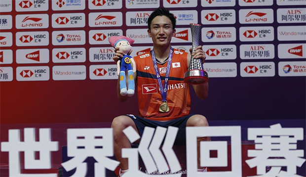 Kento Momota donates prize money and masks to Japan's front-line workers fighting COVID-19. (photo: Xinhua)