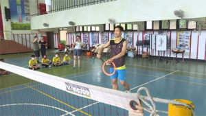 Chou Tien Chen serves using an electric mosquito swatter. (photo: yahoo.com)