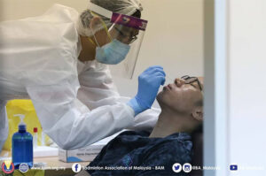 The medical worker takes a swab test on Goh V Shem. (photo: BAM)