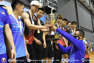 Lee Zii Jia accepts the President's Cup trophy from President of BAM, Tan Sri Dato' Sri Mohamad Norza Zakaria. (photo: BAM)