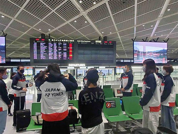 Park Joo Bong (2nd left) and the Japanese players are waiting to board a flight to Denmark. (photo: Twitter)