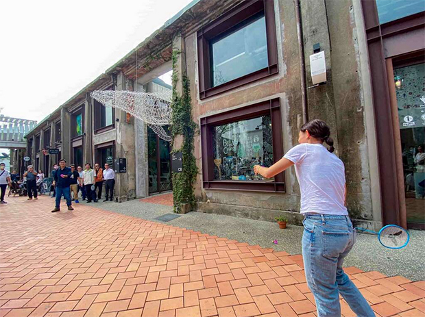 Tai Tzu Ying plays badminton with the mayor of Kaohsiung, Chen Chi-Mai. (photo: Kaohsiung Tourism Bureau)