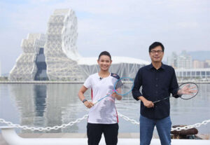 Tai Tzu Ying and the mayor of Kaohsiung, Chen Chi-Mai, pose for pictures. (photo: Kaohsiung Tourism Bureau)