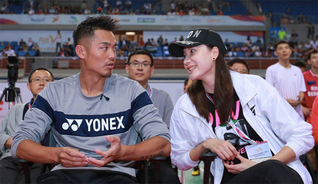 Lin Dan talks to his wife, Xie Xingfang at the event. (photo: Weibo)