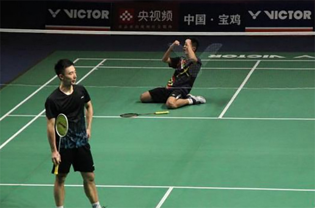 Huang Yuxiang (front) looks stunned after losing to Wang Zhengxing in the 2020 Chinese National Badminton Championships final. (photo: Chinanews)