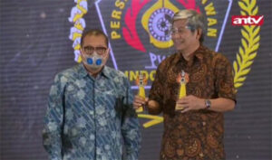Herry Iman Pierngadi accepting awards on behalf of Hendra Setiawan/Mohammad Ahsan and Kevin Sanjaya Sukamuljo/Marcus Fernaldi Gideon. (photo: antv)