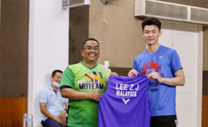 Lee Zii Jia gives Md Nor his jersey. (photo: UPDA)