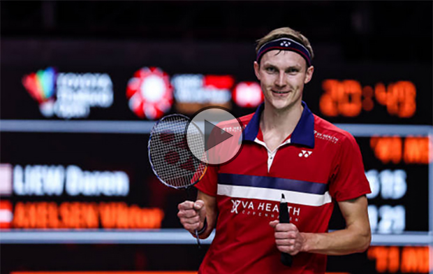 Viktor Axelsen poses for pictures with his broken racket. (photo: Shi Tang/Getty Images)