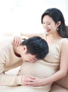 Luo Yu, Zhang Wen, and their future baby. (photo: Weibo)