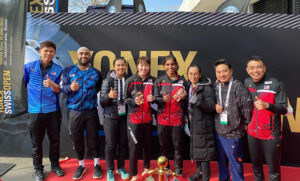 Pearly Tan/Thinaah Muralitharan take pictures with coaches and staff of the Malaysian squad after winning the Swiss Open title.(photo: Pearly Tan's Instagram)