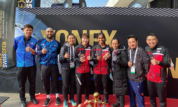 Pearly Tan/Thinaah Muralitharan take pictures with coaches and staff of the Malaysian squad after winning the Swiss Open title.(photo: Pearly Tan's Instagram)